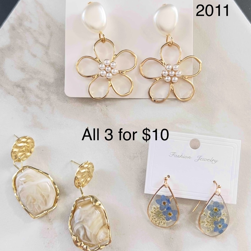 Elegant Gold and White Flower Earrings